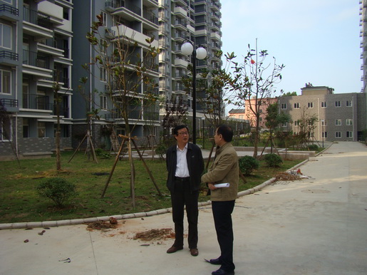 董事長(zhǎng)調(diào)研城區(qū)老舊小區(qū)管道燃?xì)馀涮坠ぷ?>                            <div   id="siphjnso"   class="con">
                                <span id="siphjnso"    class="title">董事長(zhǎng)調(diào)研城區(qū)老舊小區(qū)管道燃?xì)馀涮坠ぷ?/span>
                                <p class="des">&nbsp;

	近日，公司黨委書記、董事長(zhǎng)潘炳應(yīng)先后深入渡江路沿街樓棟、百圣花苑、同慶北苑、錦都商城、古樹新村、馬山公寓等26處前期開發(fā)未“三同時(shí)”配套管道燃?xì)獾某菂^(qū)老舊小區(qū)（樓棟），實(shí)地考察、調(diào)研公司老舊小區(qū)氣化工作推進(jìn)情況。


	每到一處，潘炳應(yīng)都細(xì)致查看小區(qū)周邊管網(wǎng)配套條件，詳細(xì)了解氣化工作實(shí)際困難，并認(rèn)真傾聽小區(qū)居民對(duì)公司配套管道燃?xì)獾囊庖姾徒ㄗh。對(duì)于老舊小區(qū)氣化工作，潘炳應(yīng)...</p>
                            </div>
                            <div   id="siphjnso"   class="time">
                                <span id="siphjnso"    class="day">05</span>
                                <span id="siphjnso"    class="year-month">2014-05</span>
                            </div>
                        </a>
                    </li>
                                    </ul>
                <div   id="siphjnso"   class="pagination">
                <a href=?pid=2&ty=21&page=1 title=第1頁(yè)>1</a><a>...</a><a href=?pid=2&ty=21&page=115 title=第115頁(yè)>115</a><a title=第116頁(yè) class=